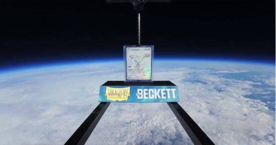 送上太空：只为证明保护套强度开元棋牌评级机构将宝可梦卡牌(图2)